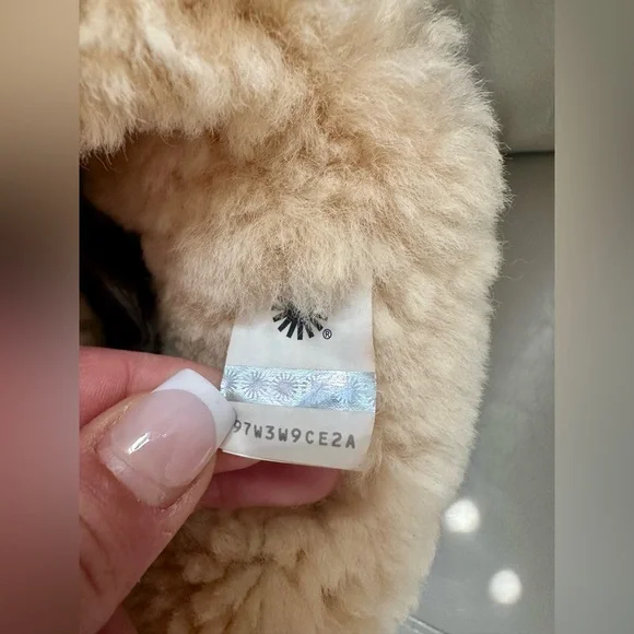 UGG - UGG Classic Shorts II Boots - Great Condition! - Picture 10 of 10